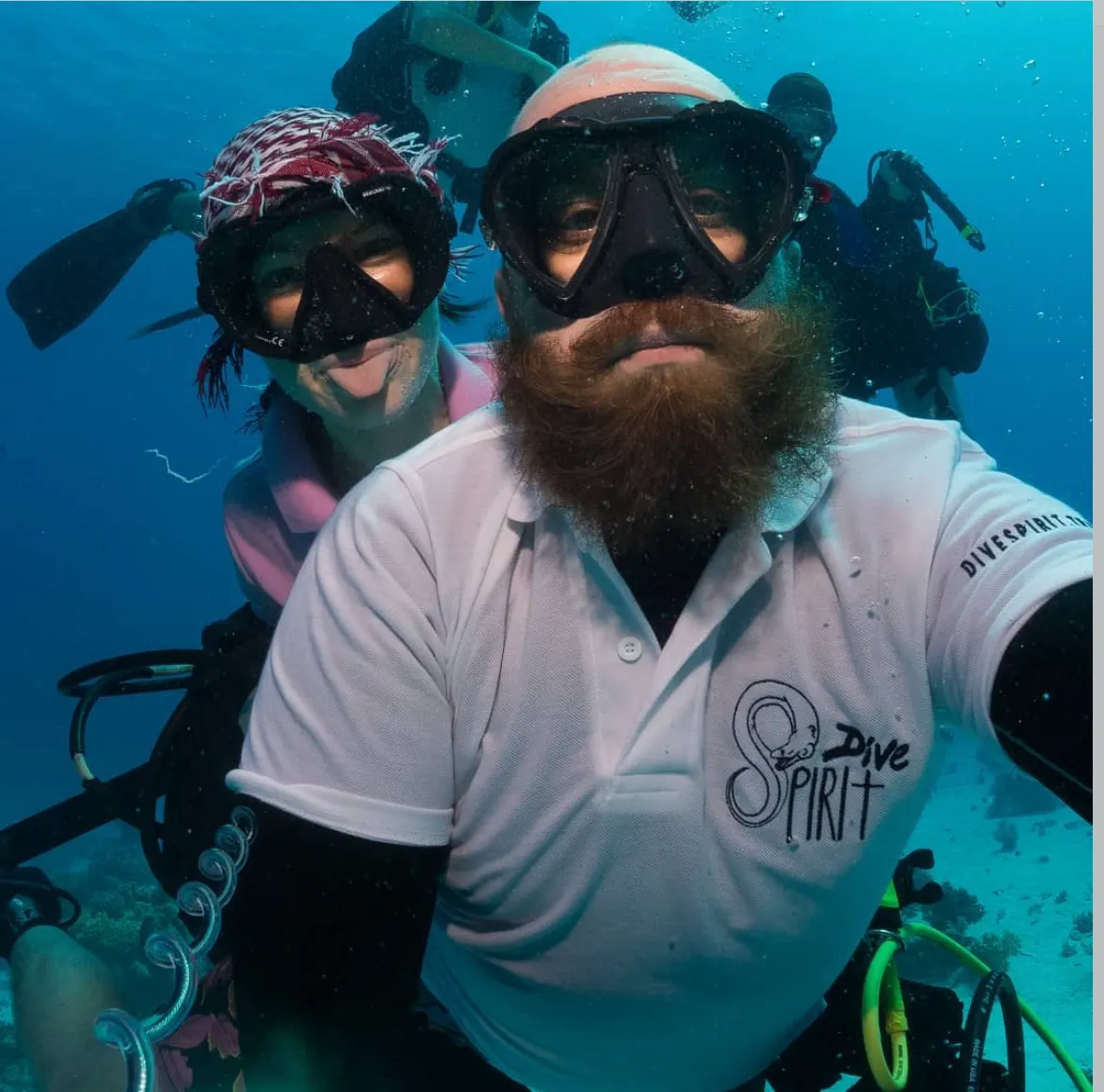 Clément Cabantous, créateur sous-marin et ambassadeur BookDiveBoat, avec un plongeur derrière lui