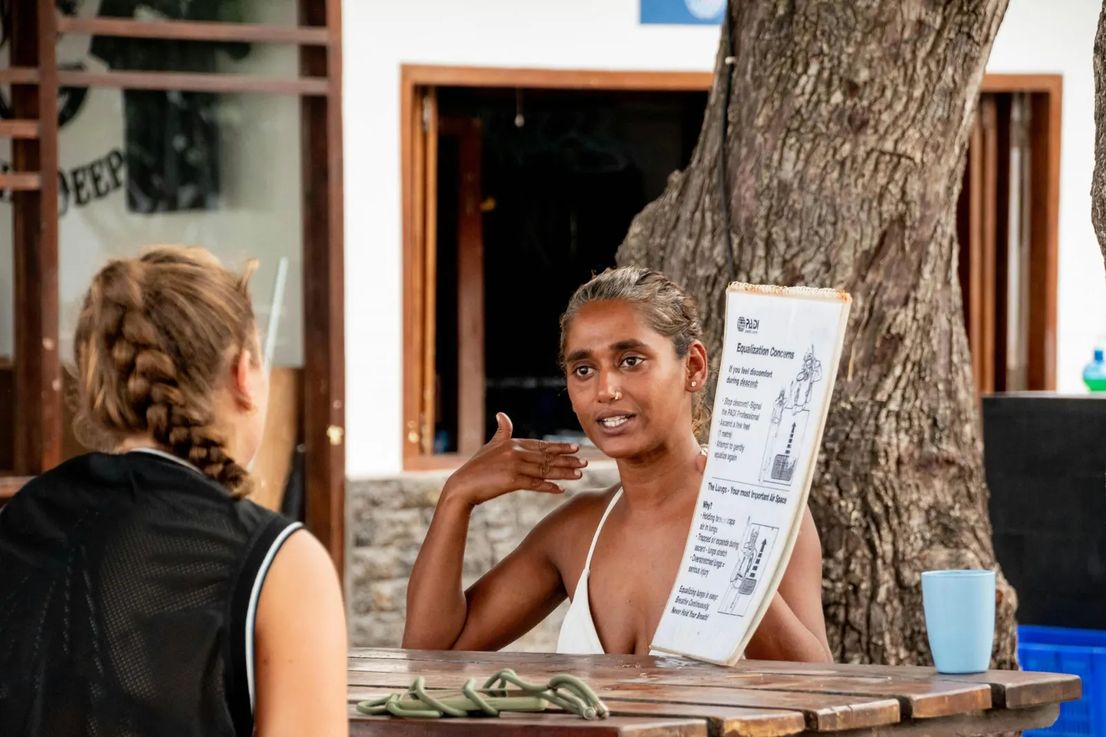 Roo, conseillère commerciale et instructrice PADI, à une table en terrasse