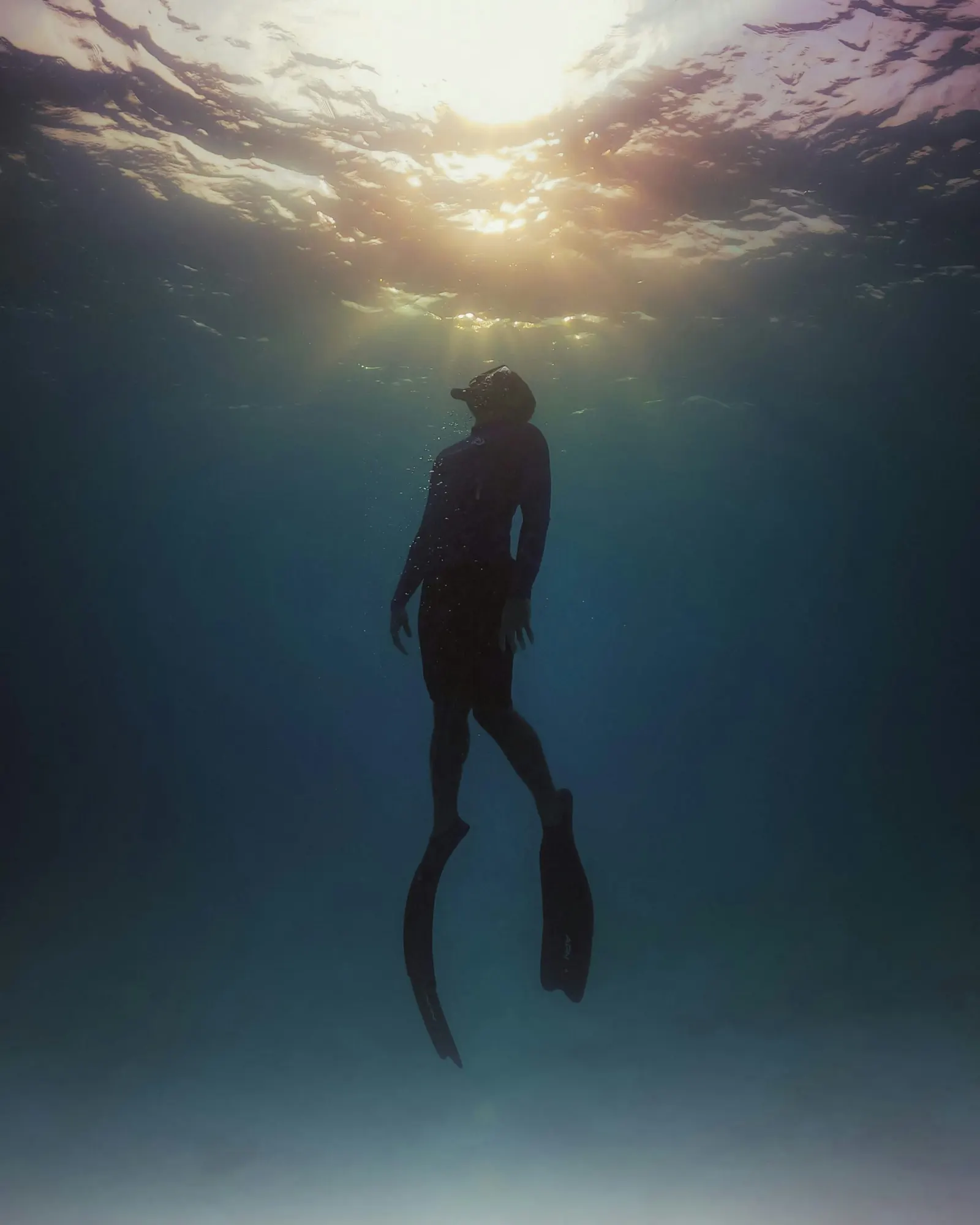 Samantha, du service client : silhouette d'une plongeuse en apnée dans l'eau bleue