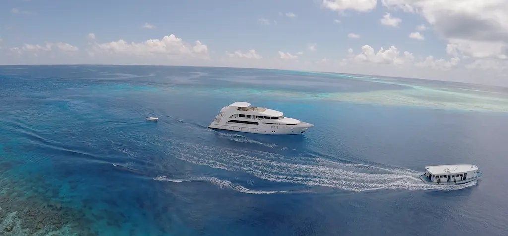 Bateau de croisière plongée au mouillage près d'un récif