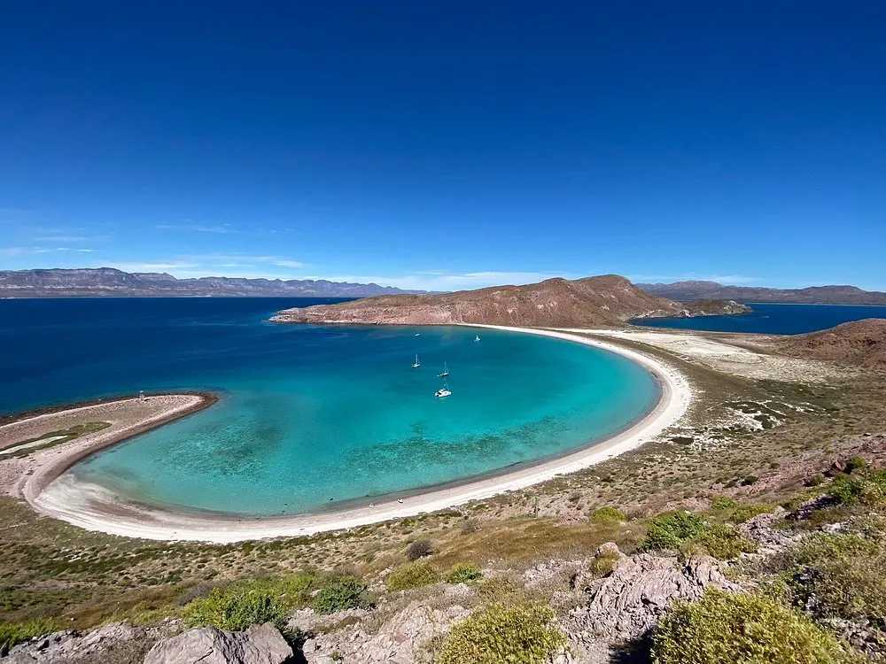 Baie de sable blanc et eau turquoise en mer de Cortez