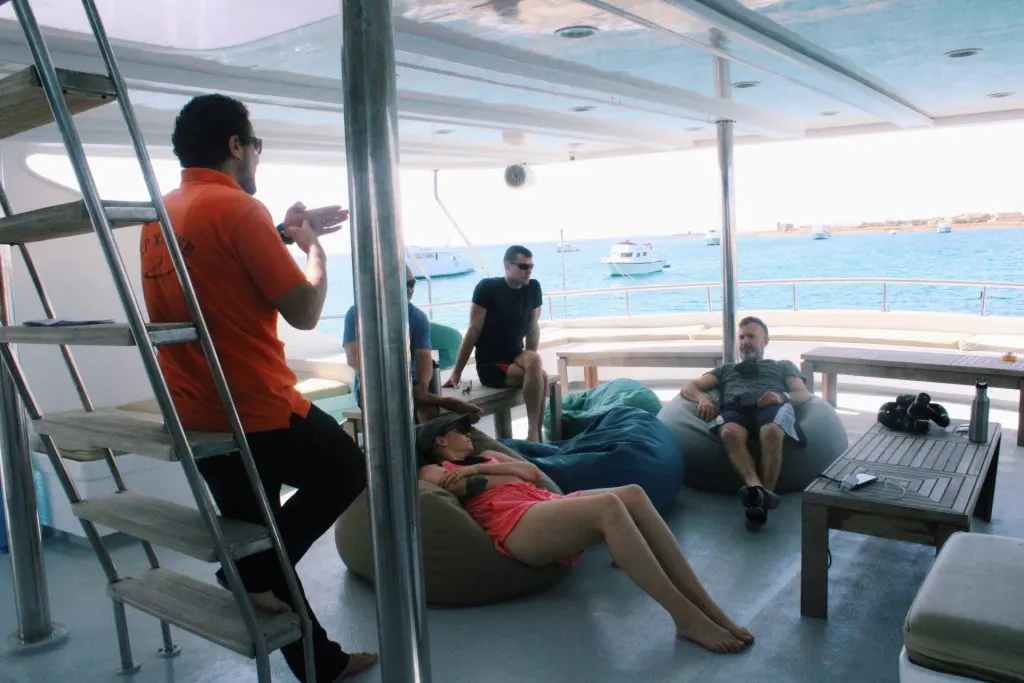 Passagers sur le pont d'un bateau, pendant un briefing