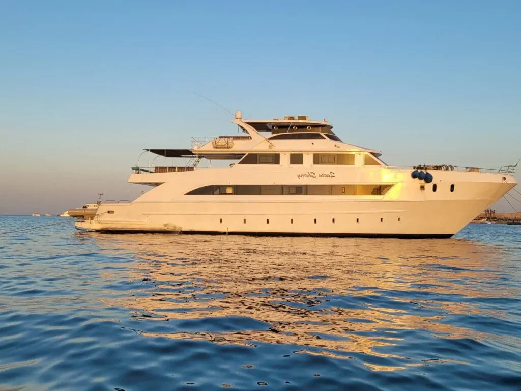Le Queen Sherry sur une mer calme à la lumière du soir