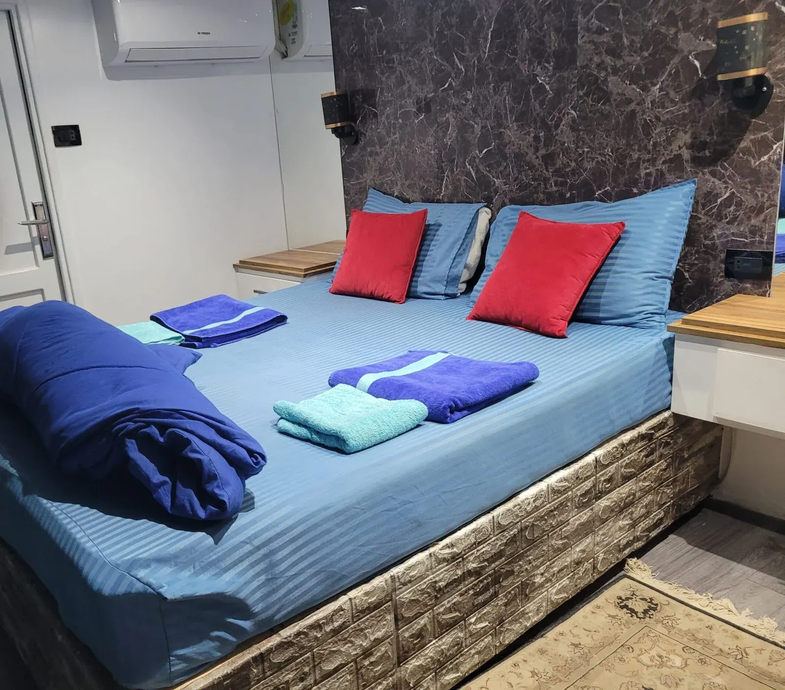 Cabine double avec coussins rouges et bleus
