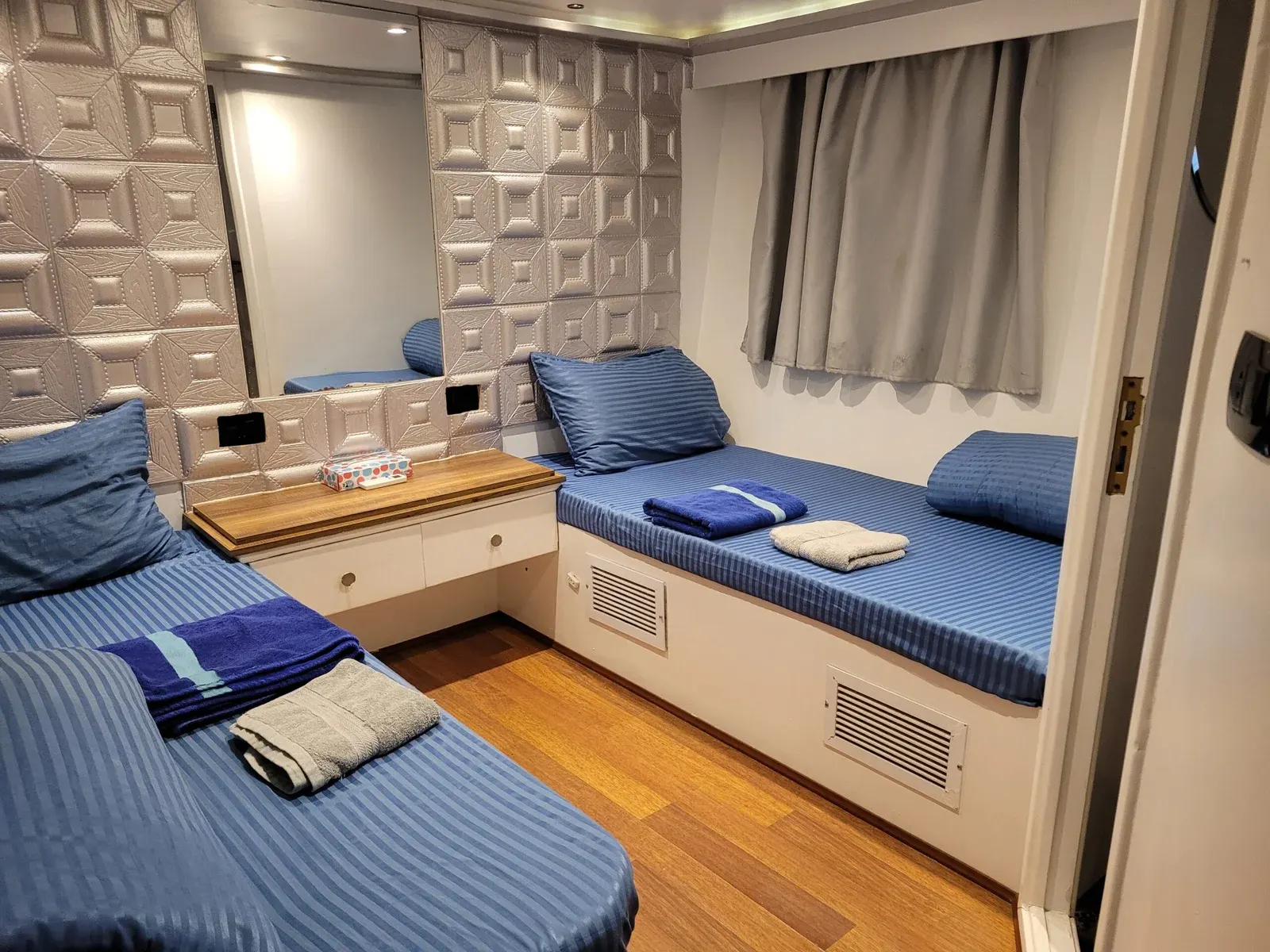 Cabine avec banquette et rangements