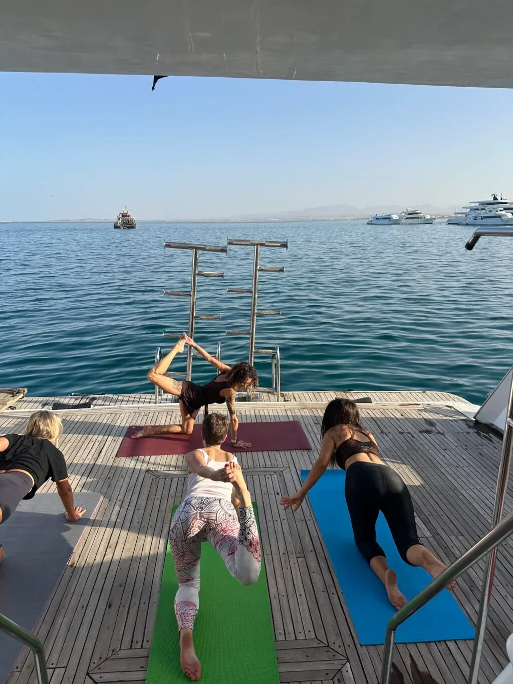 Séance de yoga sur le pont