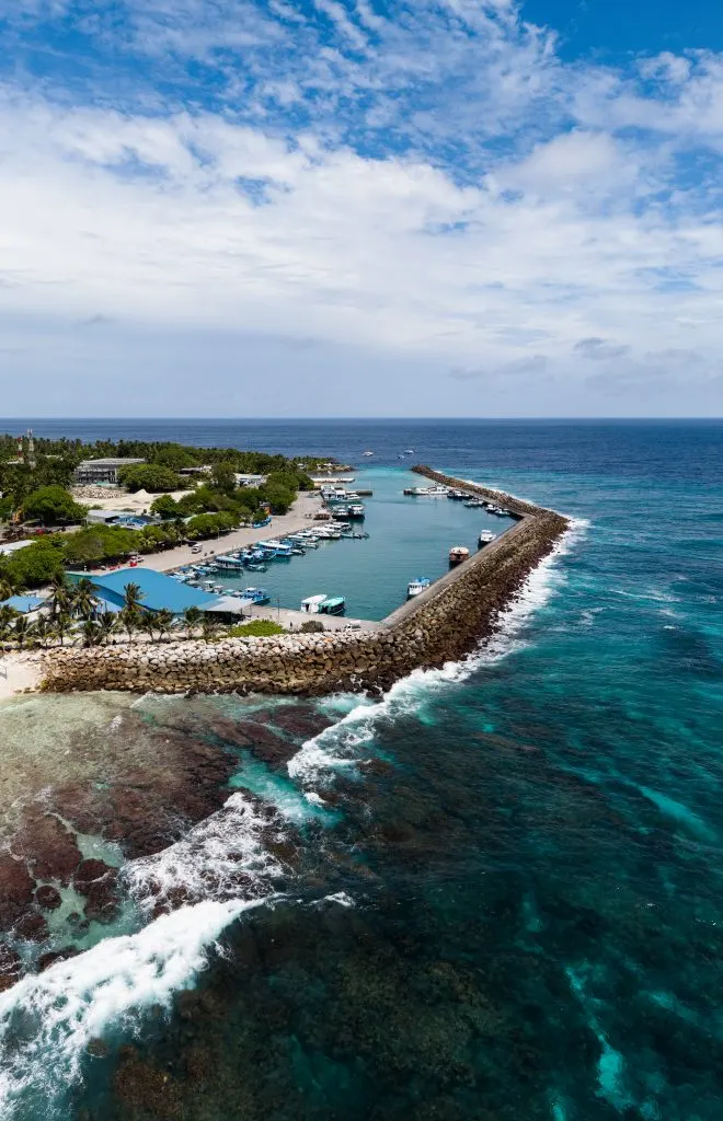 Jetée et port de Fuvahmulah vus du ciel