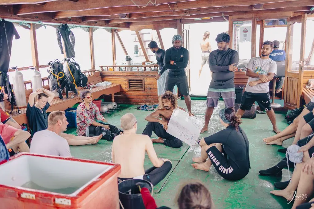Briefing de plongée sur le pont d'un bateau