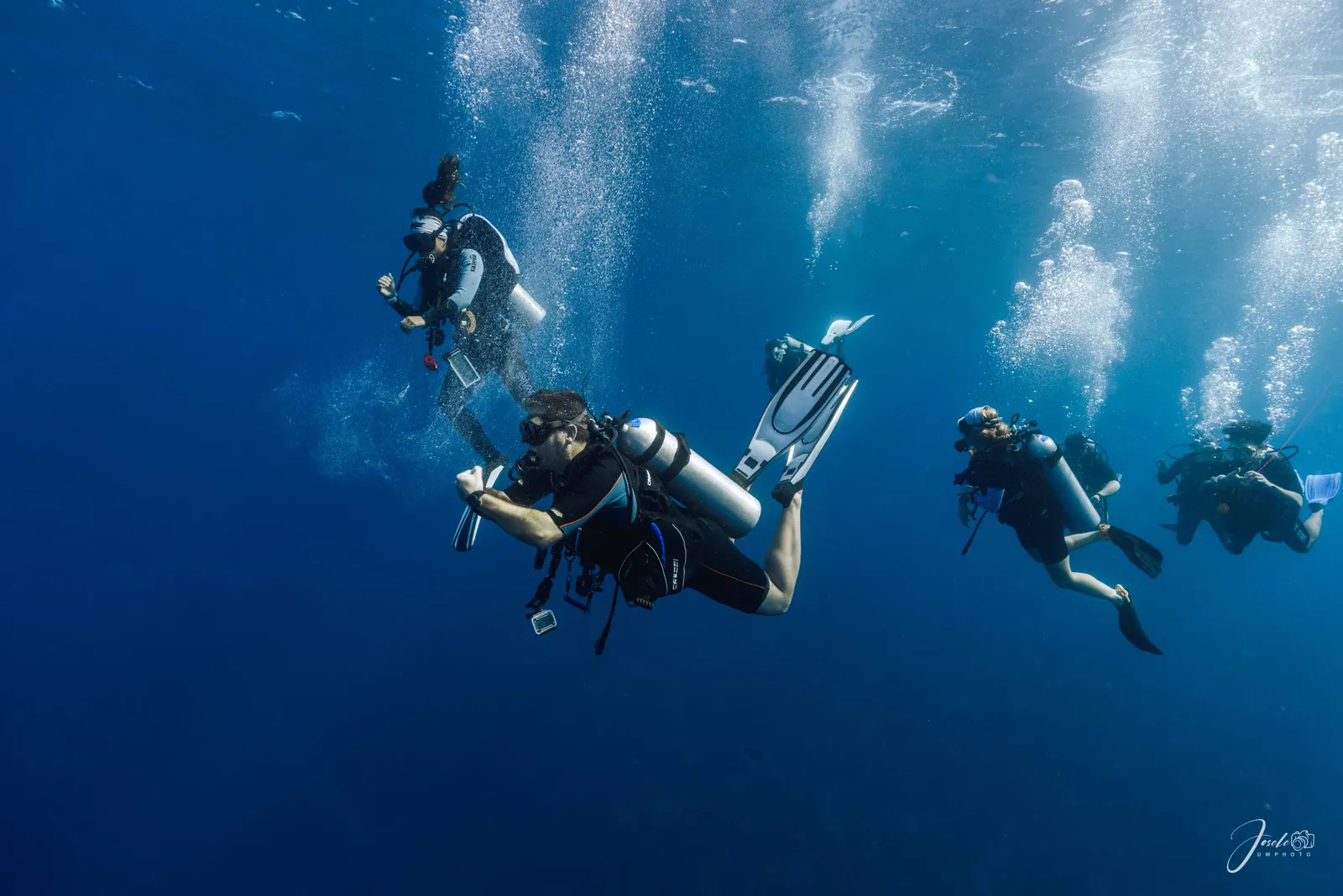 Plongeurs qui descendent dans le bleu