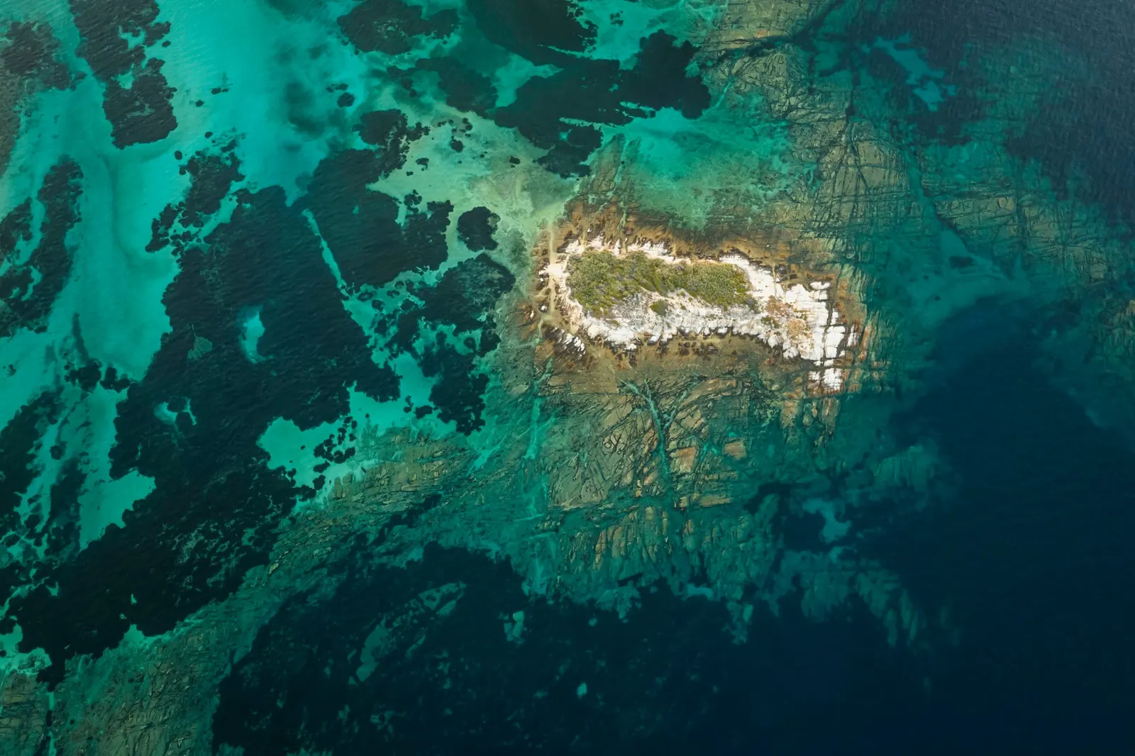 Petite île entourée de récifs, vue du ciel, Maldives