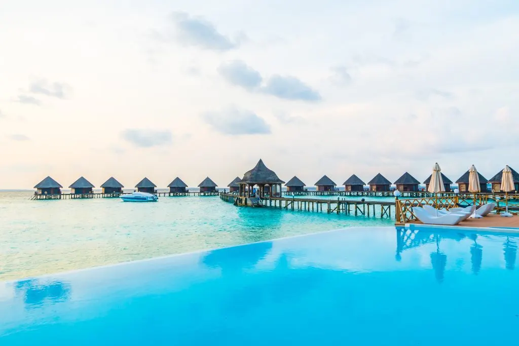 Bungalows sur pilotis au bord d'un lagon
