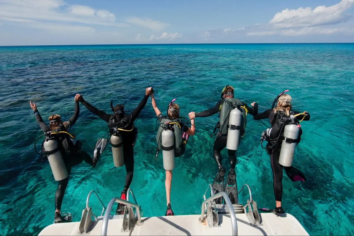 Plongeurs qui se mettent à l'eau depuis le bateau