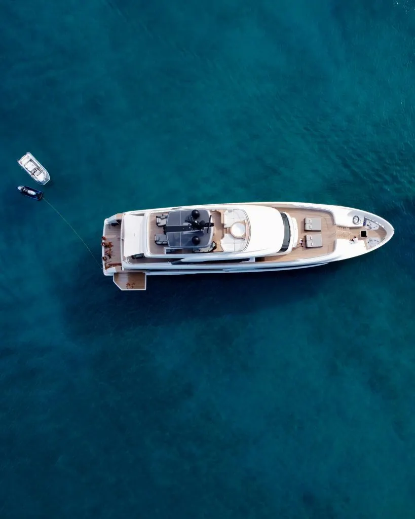 Yacht vu de dessus sur une eau turquoise