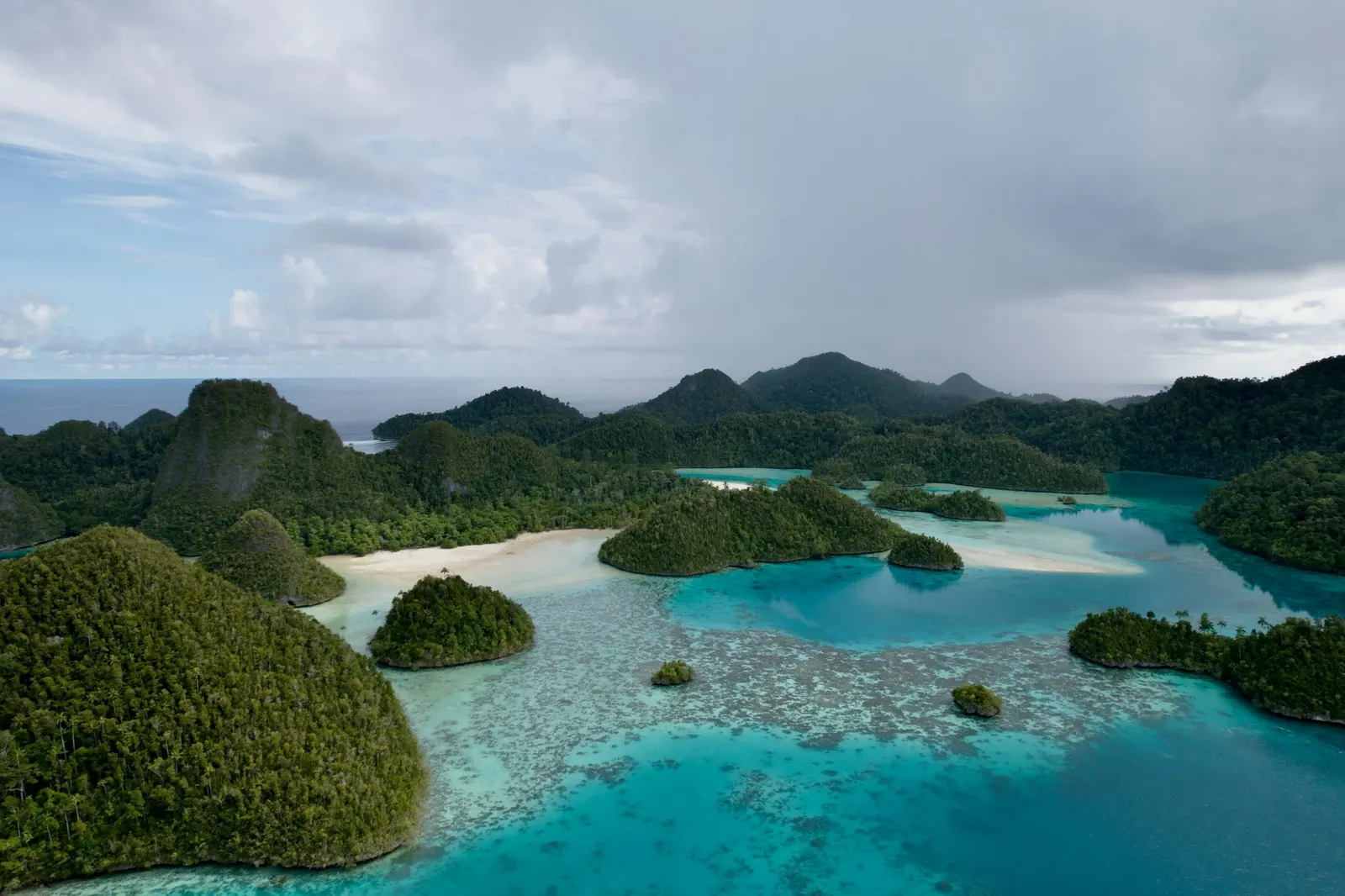 Îlots karstiques et lagon turquoise de Wayag