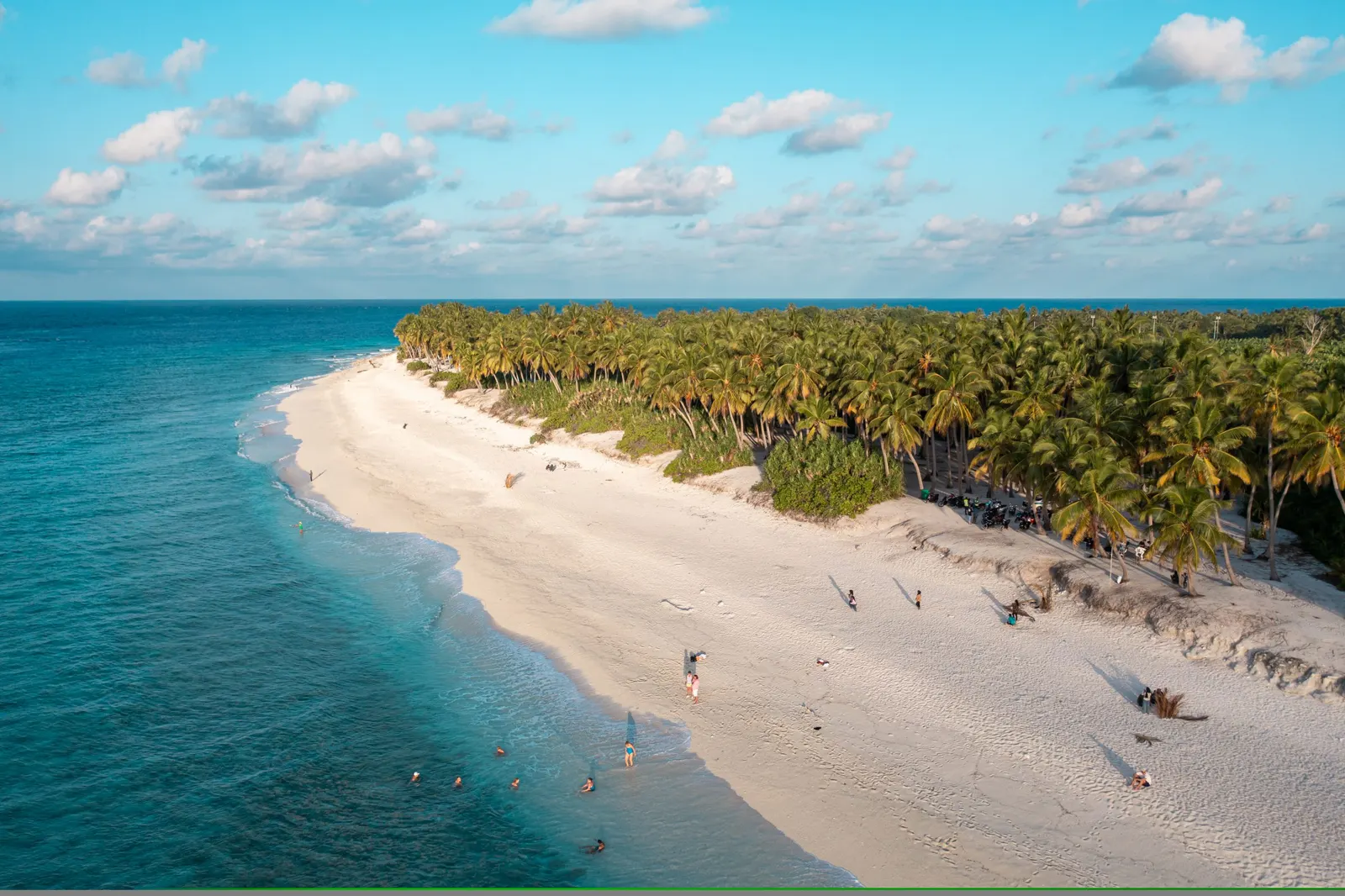 Plage de sable blanc et palmiers de Fuvahmulah, vue du ciel