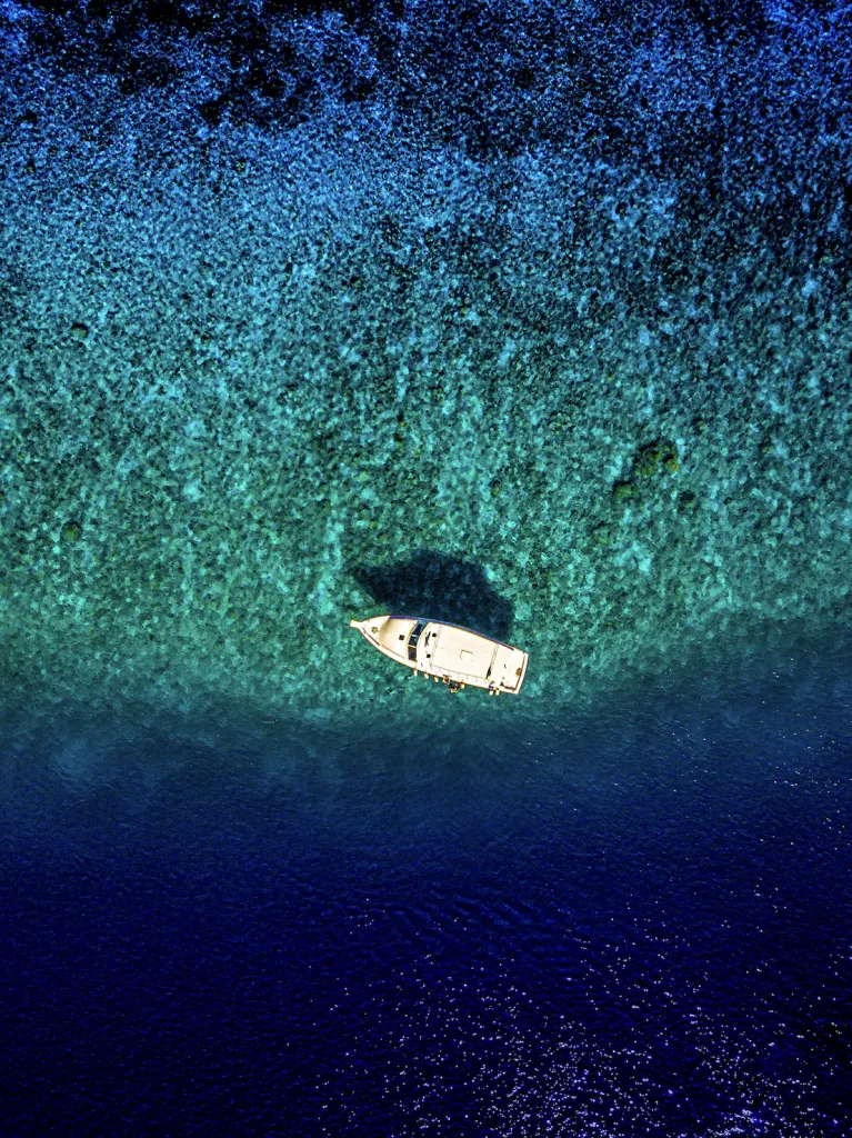 Bateau au mouillage au-dessus du récif, vu du ciel