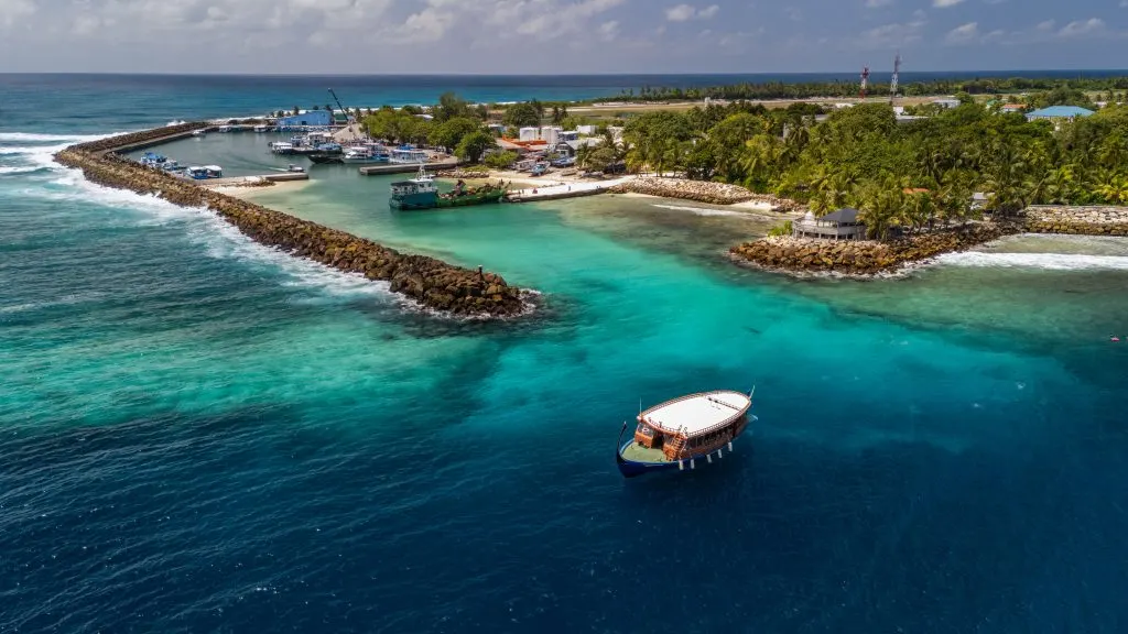 Port de Fuvahmulah et bateau de plongée, vus du ciel
