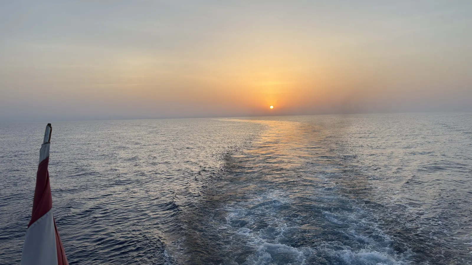 Deux passagers au coucher du soleil sur le pont