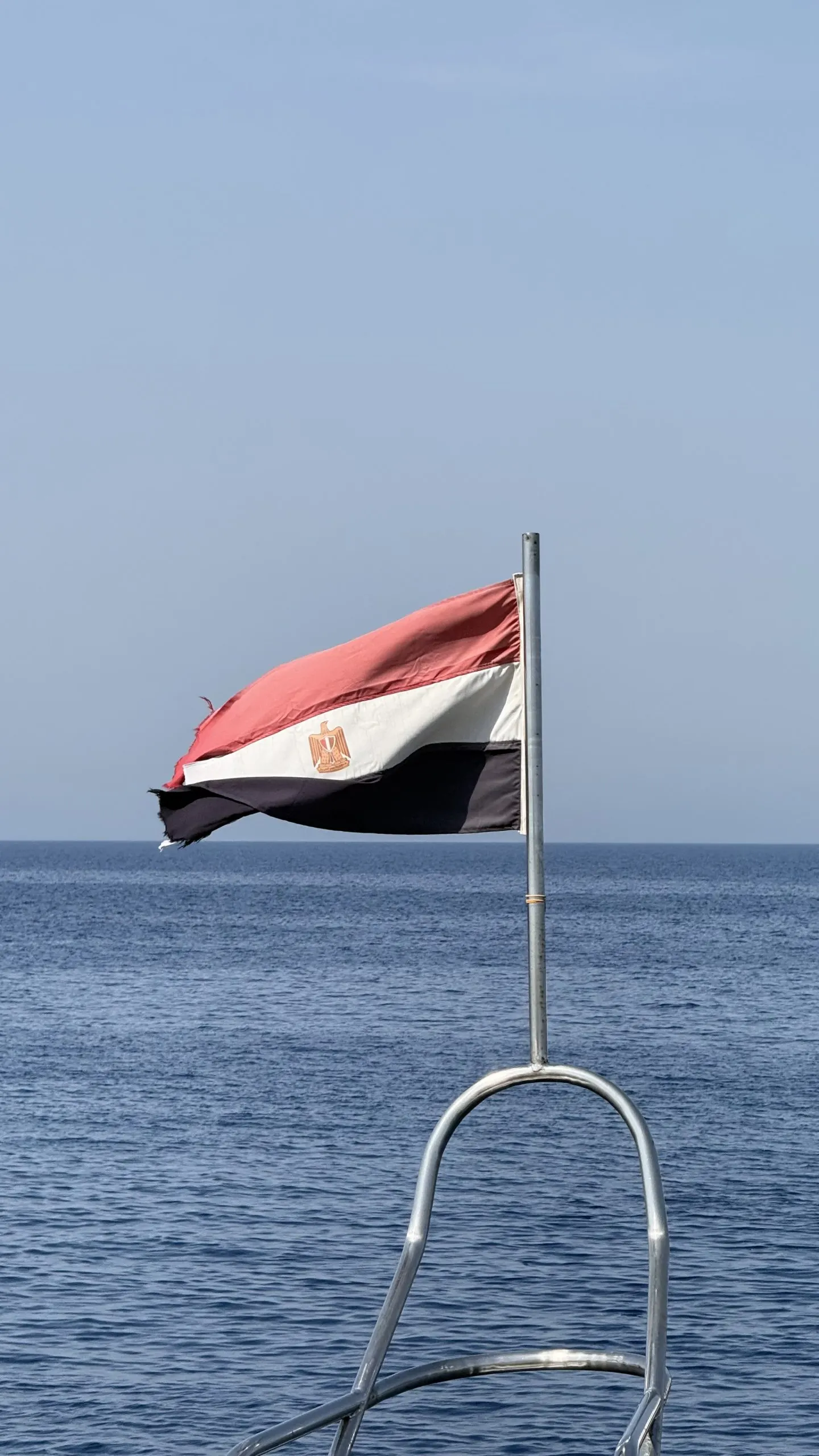 Drapeau égyptien à la poupe d'un bateau de croisière plongée