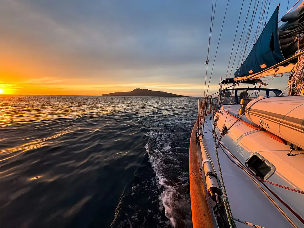Voilier au coucher du soleil au large de la Basse-Californie, Mexique