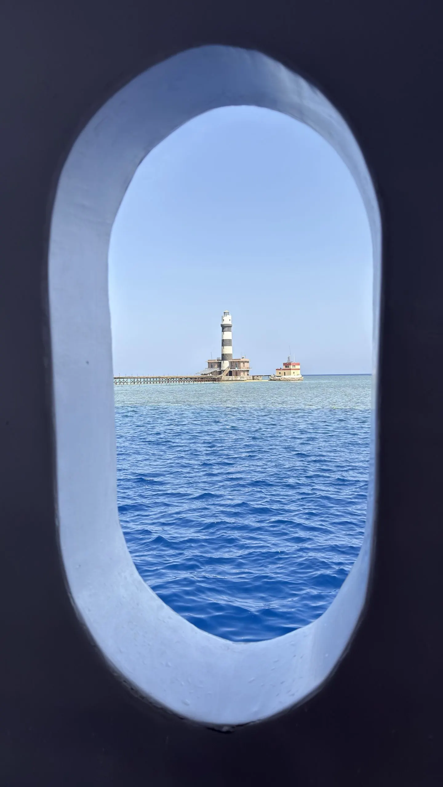 Le phare de Daedalus vu à travers un hublot