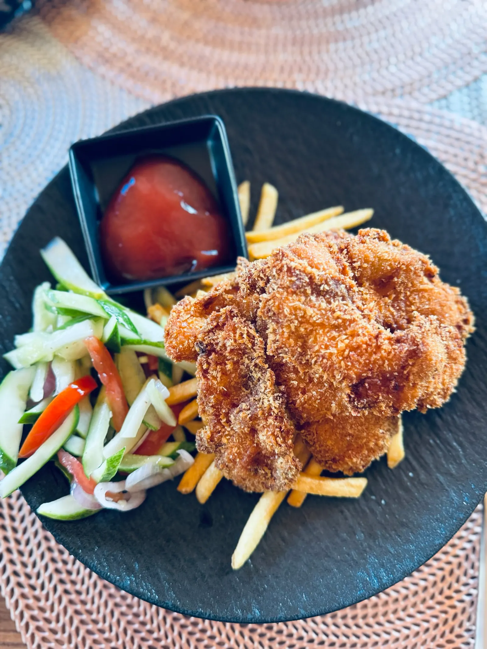 Assiette de poulet frit, frites et salade de concombre