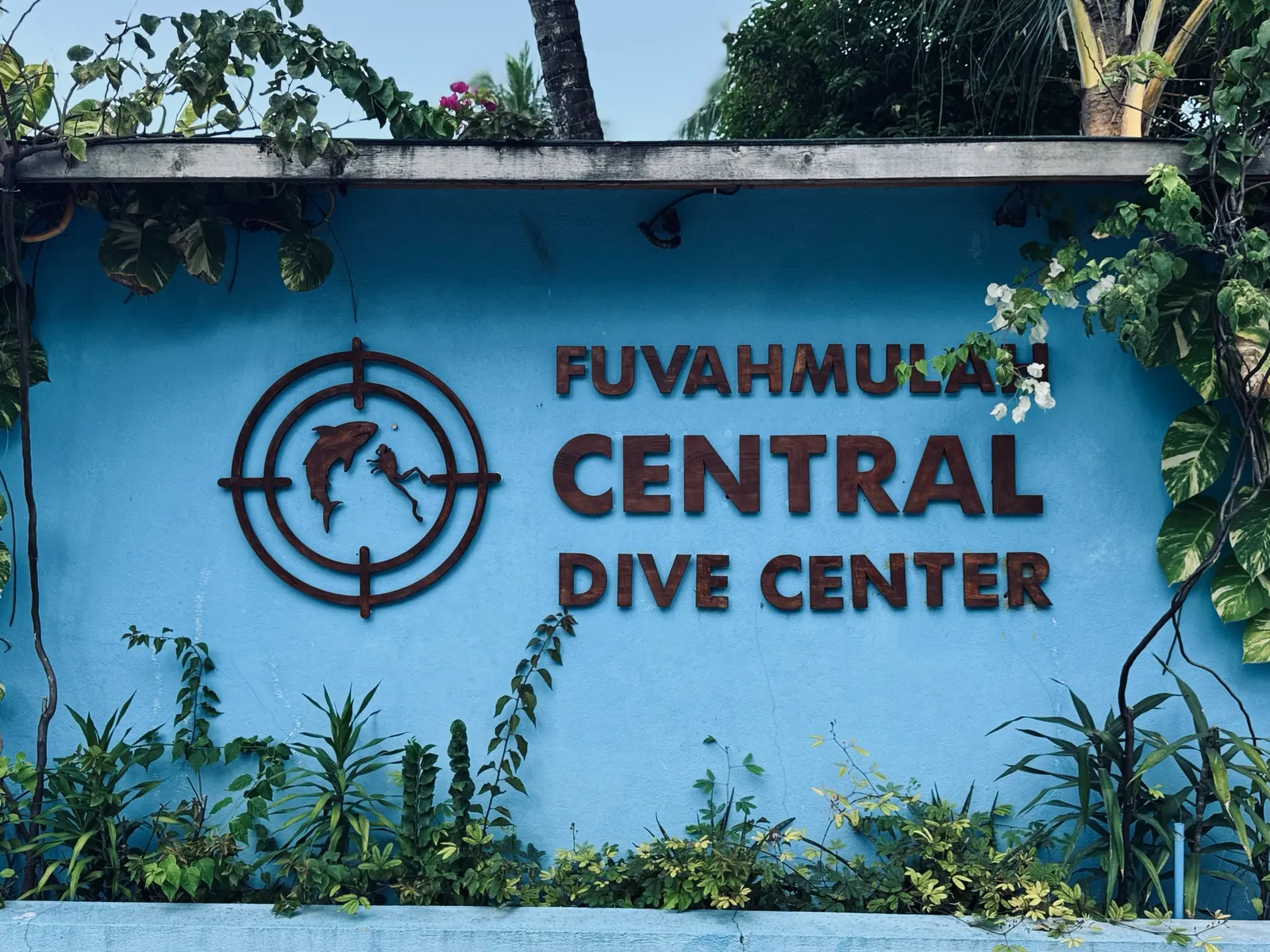 Façade bleue du Fuvahmulah Central Dive Center