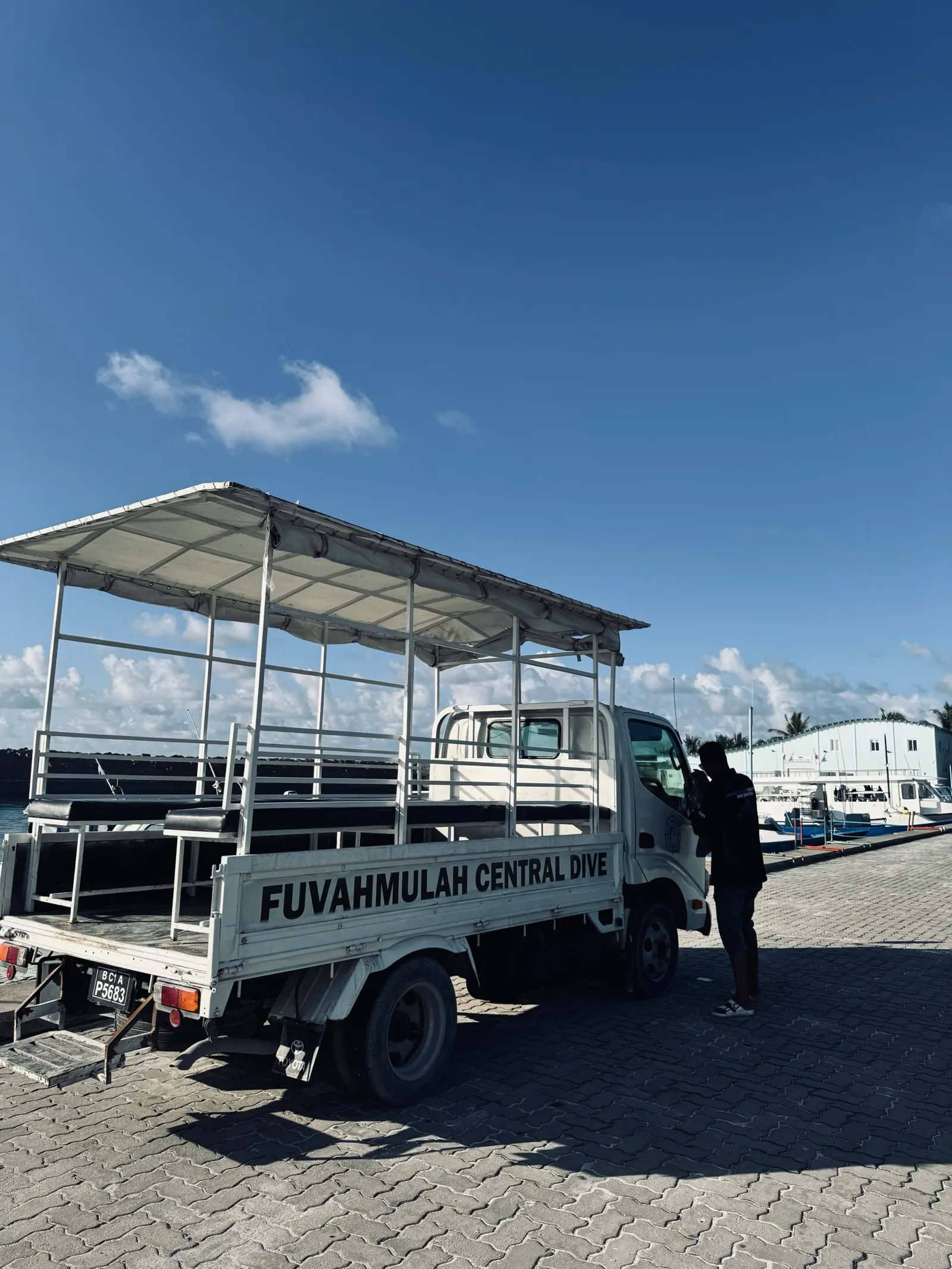 Camion du centre de plongée Fuvahmulah Central au port