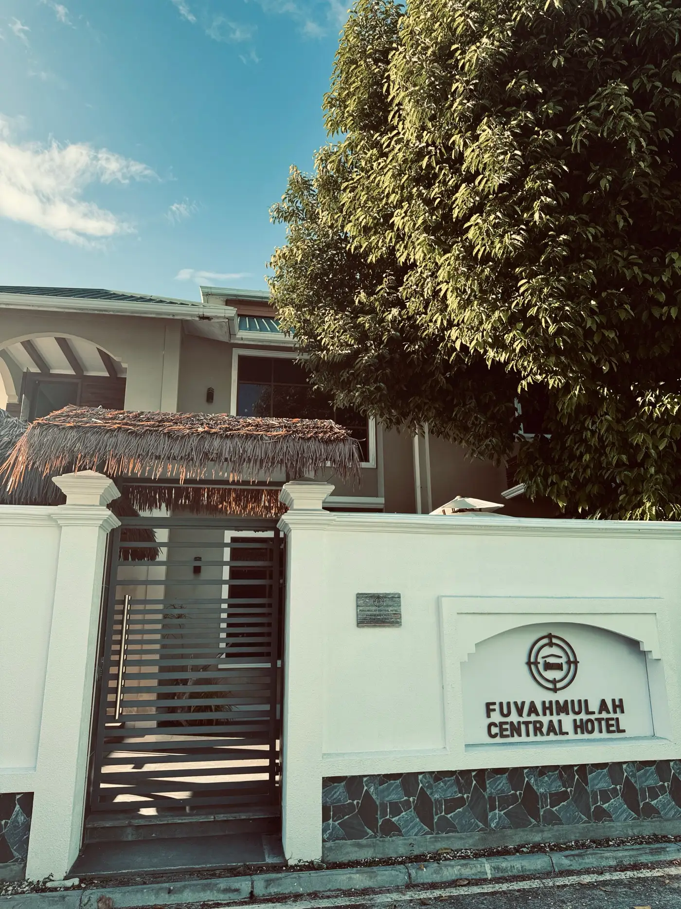 Portail d'entrée blanc du Fuvahmulah Central Hotel