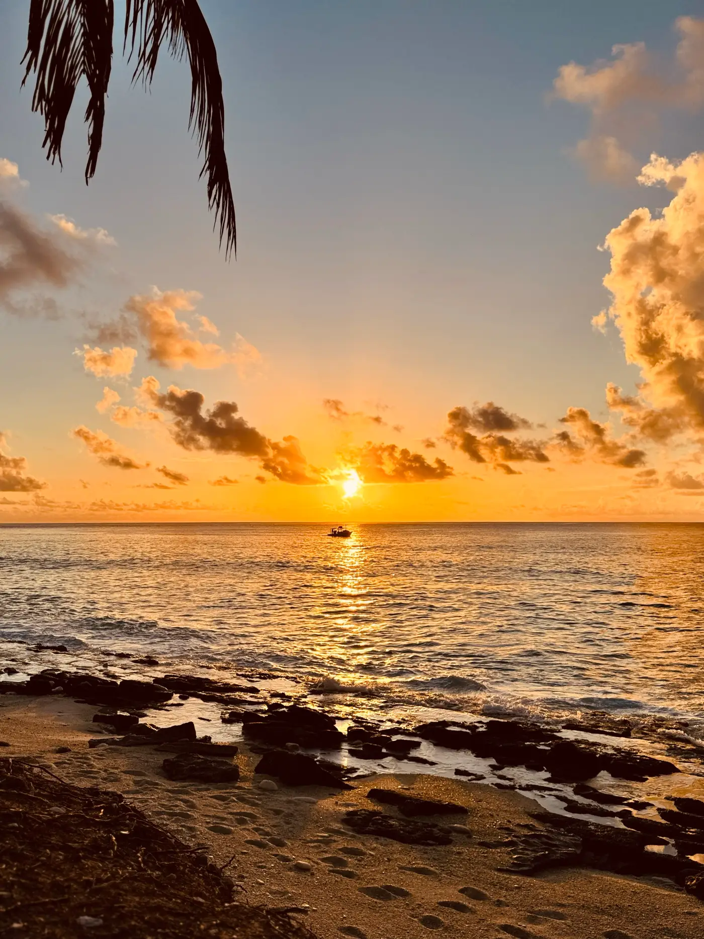Coucher de soleil sur l'océan Indien, depuis une plage de rochers