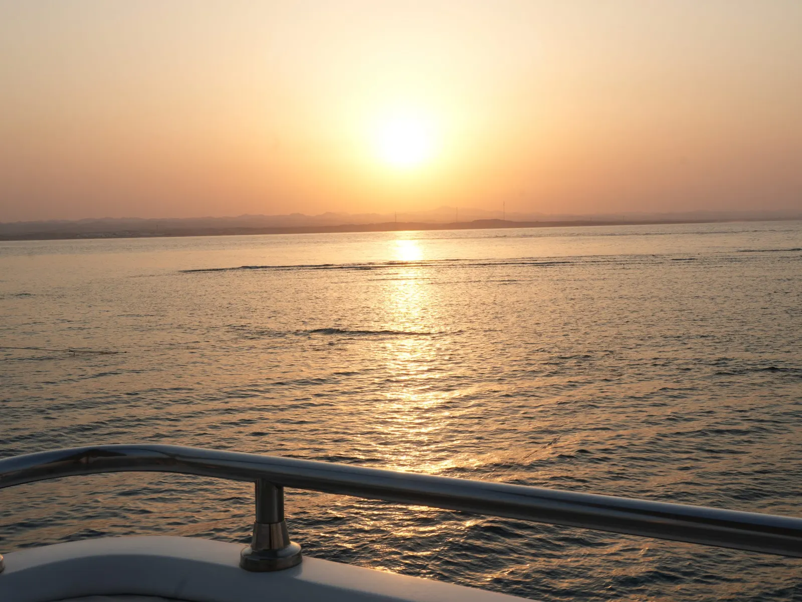 Coucher de soleil sur la mer Rouge depuis la rambarde du bateau