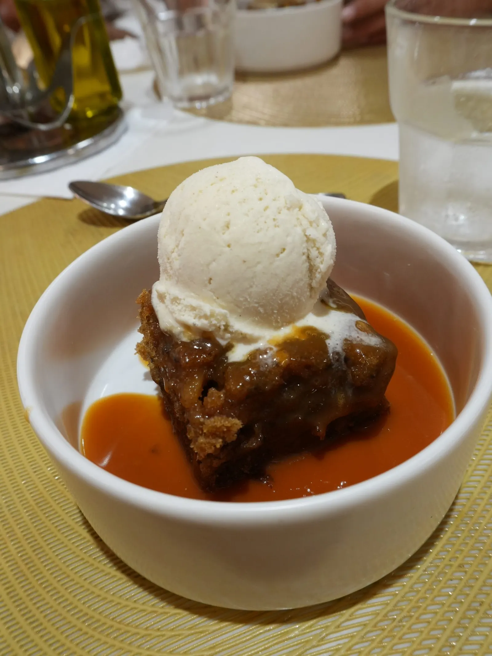 Sticky toffee pudding et glace vanille, un dessert à bord
