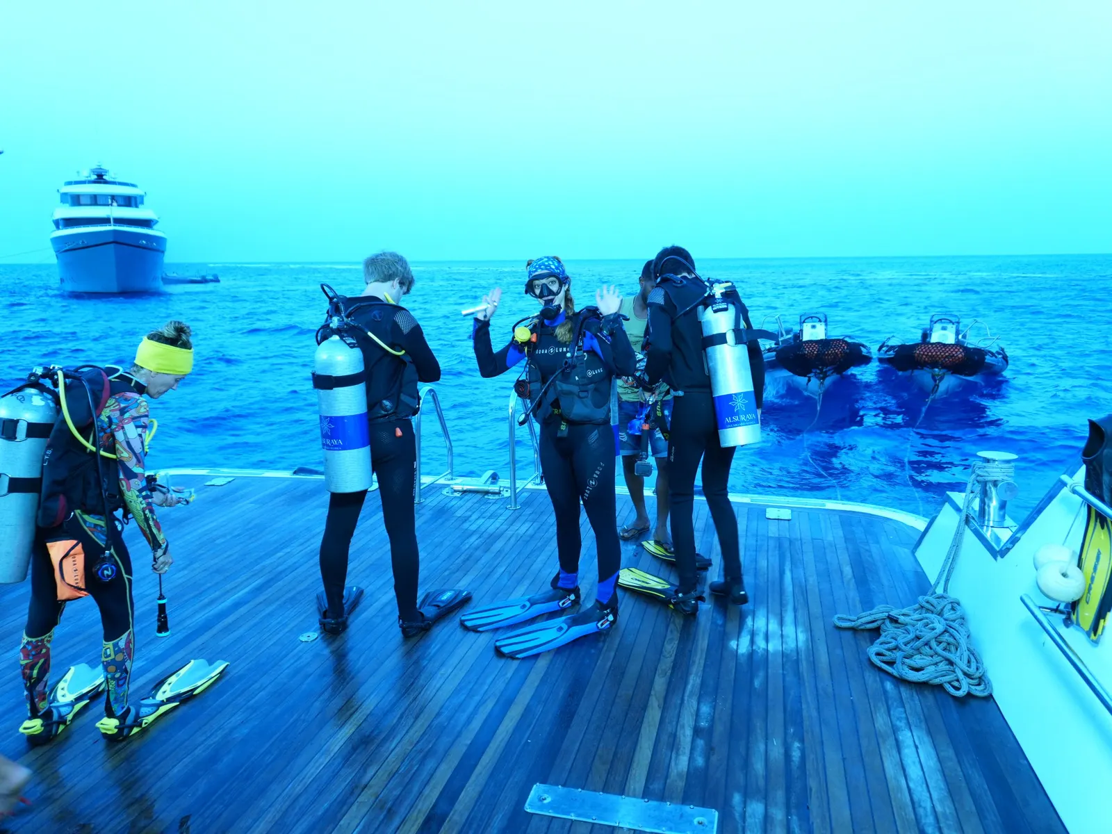 Plongeurs prêts à se mettre à l'eau depuis la plateforme