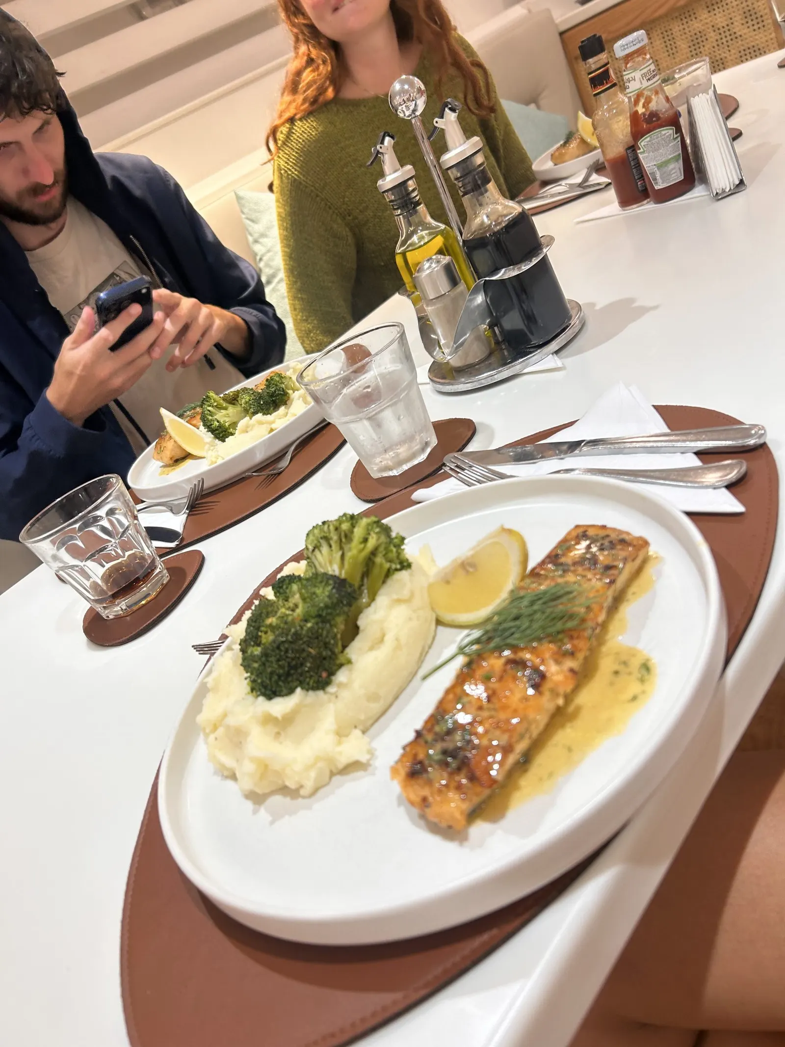 Saumon grillé, purée et brocolis, un repas à bord