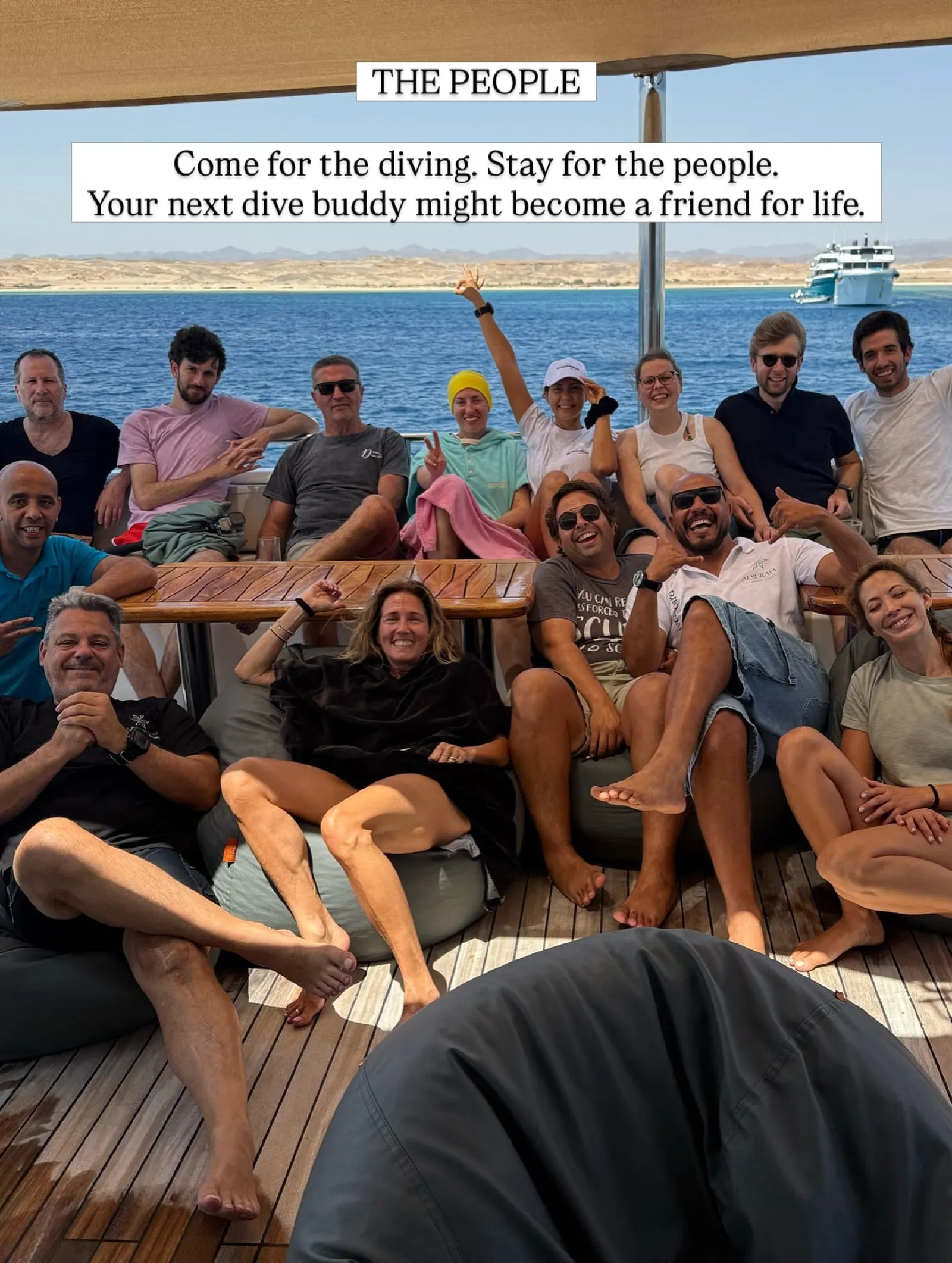 Groupe de plongeurs au repos sur le pont ombragé d'un bateau