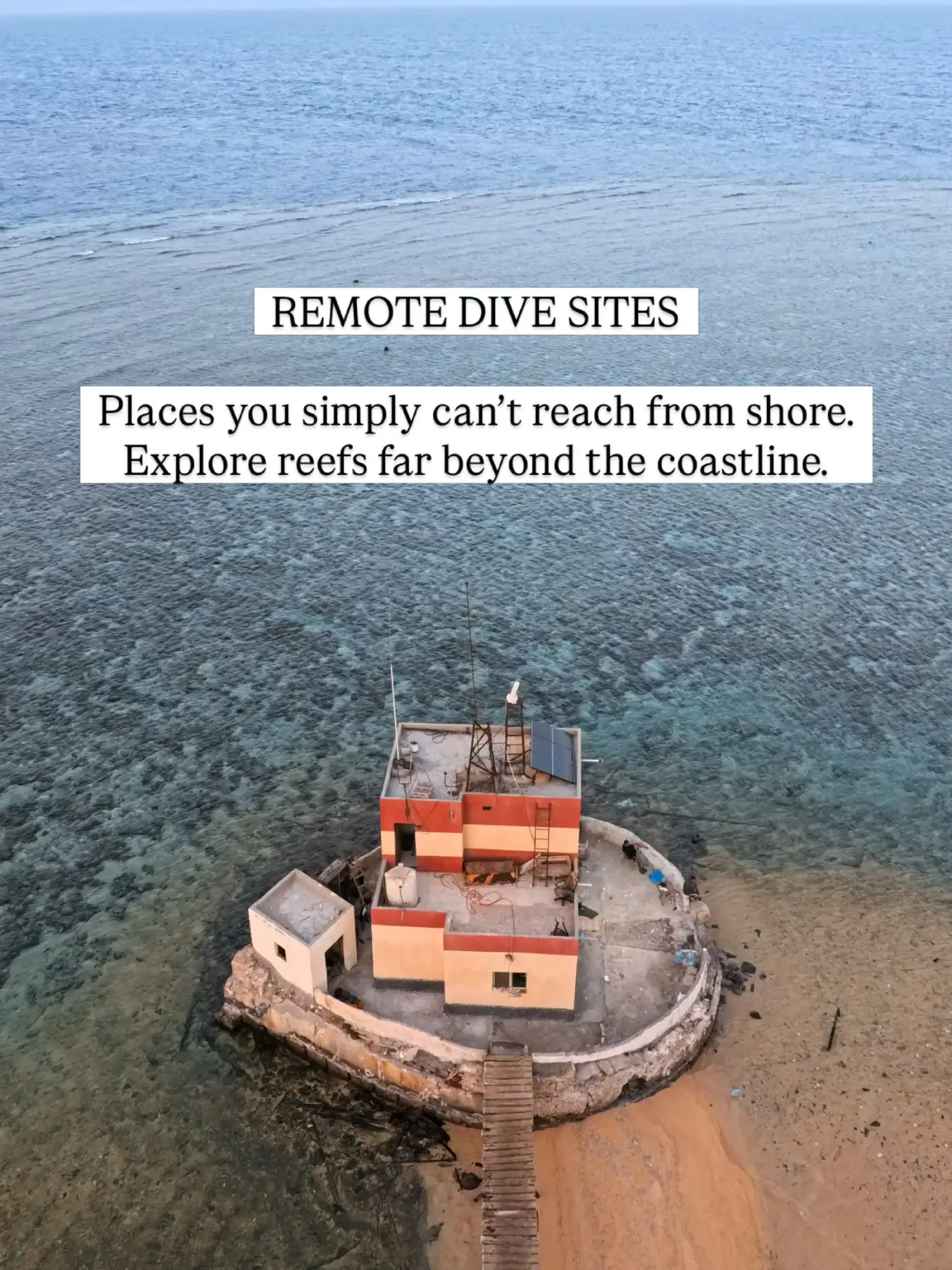 Petite station sur un récif entourée d'eau turquoise, vue du ciel, mer Rouge